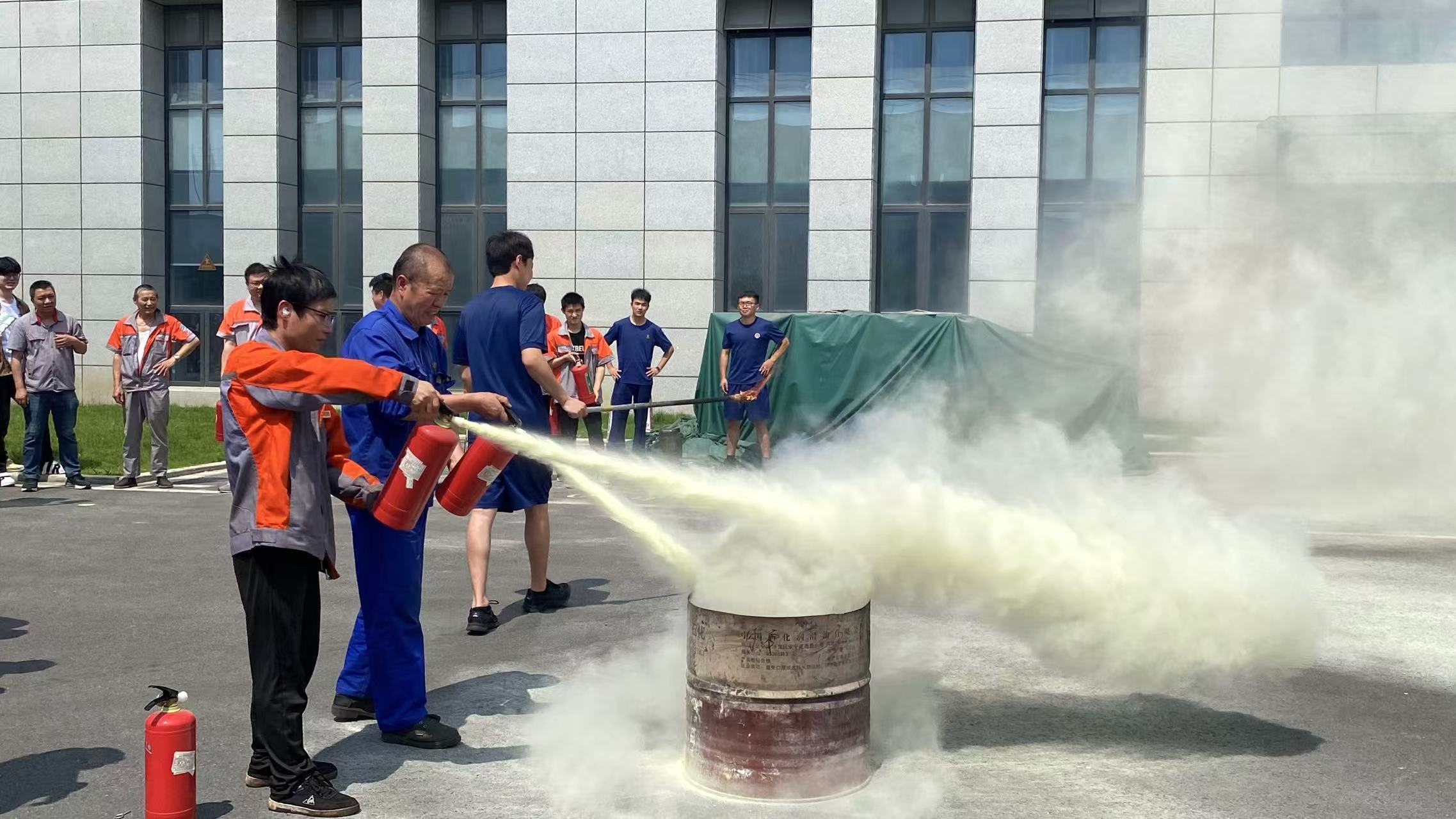 爭分奪秒，守護(hù)安全！新發(fā)現(xiàn)開展消防演習(xí)全力筑牢 “安全網(wǎng)”
