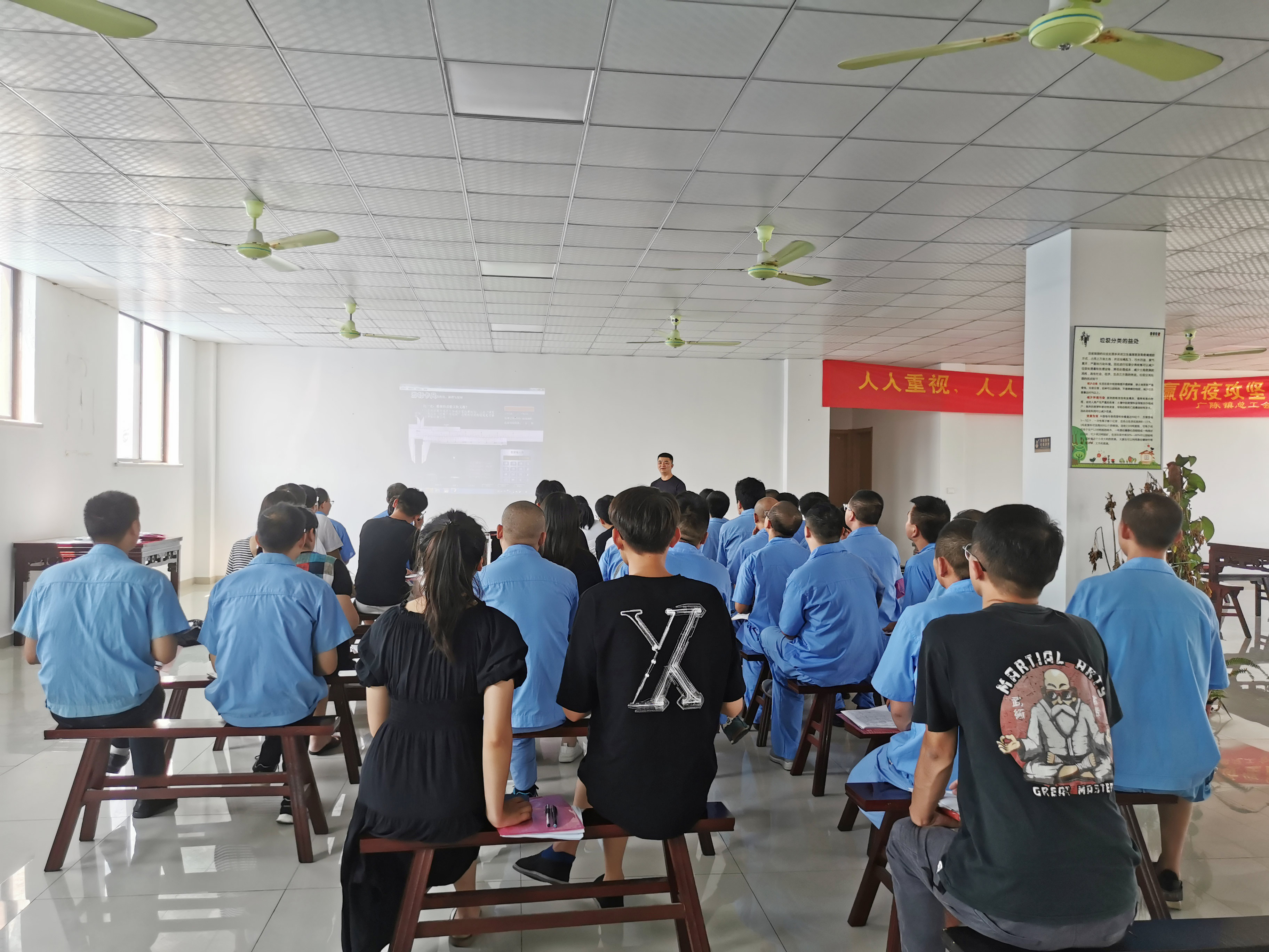 新發(fā)現(xiàn)組織員工參加中級鉗工知識培訓(xùn)，新知識get！